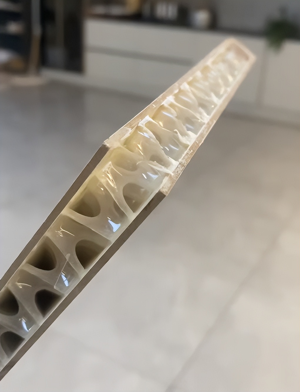 一种以SPVC蜂窝芯为核心的“冷弯即型”轻质高强板材！