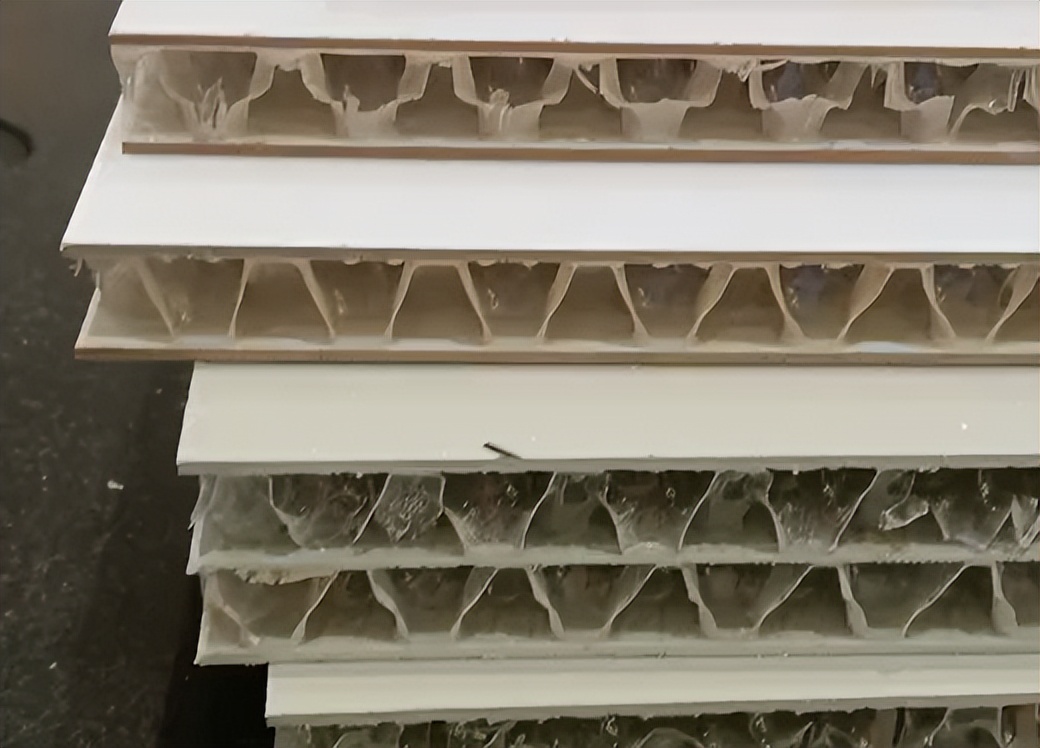 一种以SPVC蜂窝芯为核心的“冷弯即型”轻质高强板材！