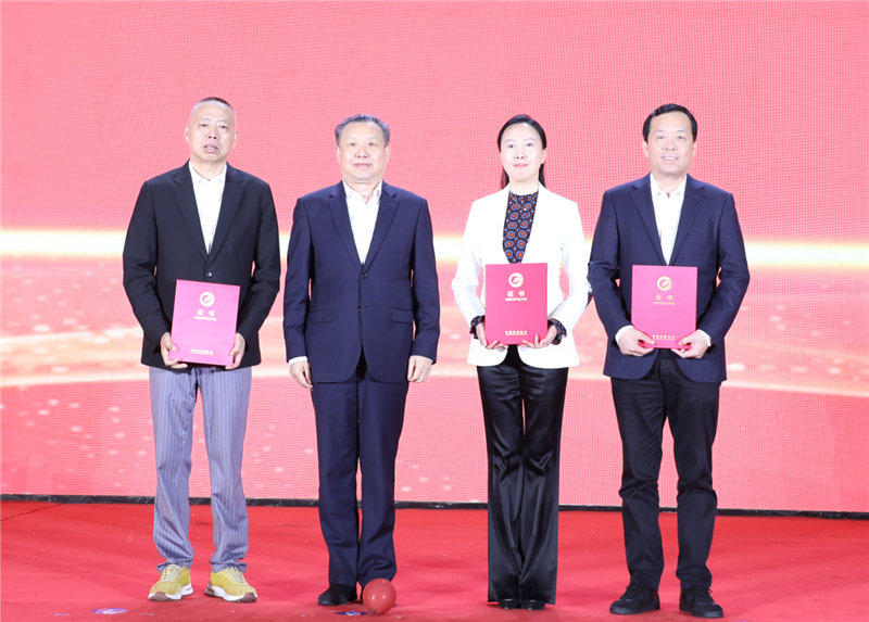 连续两年荣获“中国家具床垫十大品牌”！ 凤阳家居52年服务超1000万家庭
